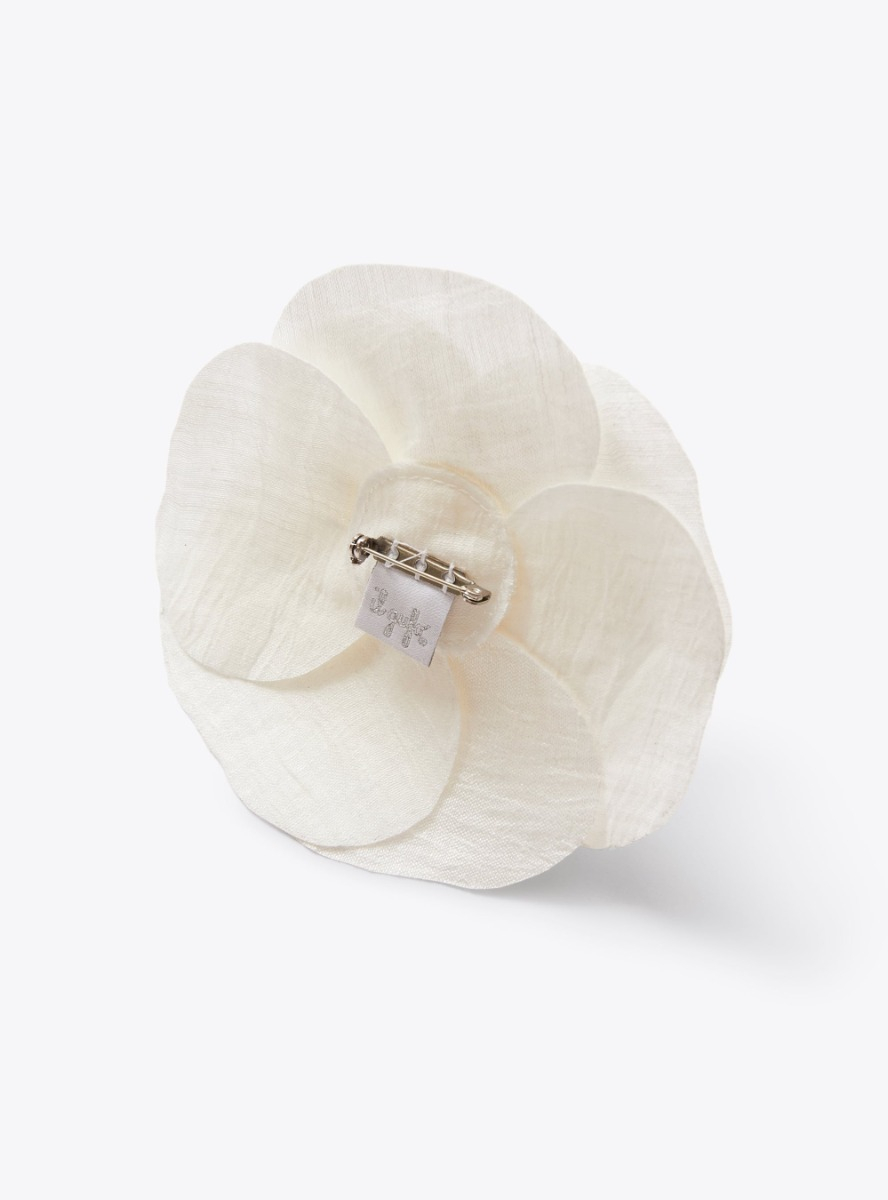 Flower brooch in shantung silk - White | Il Gufo