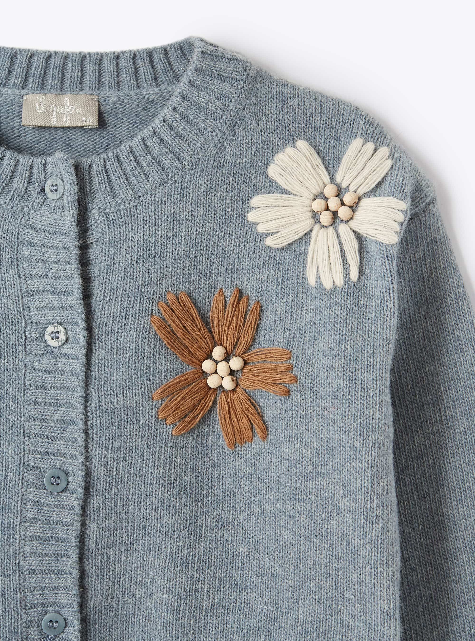 Strickjacke aus hellblauer Wolle mit aufgestickten Blumen - Blau | Il Gufo