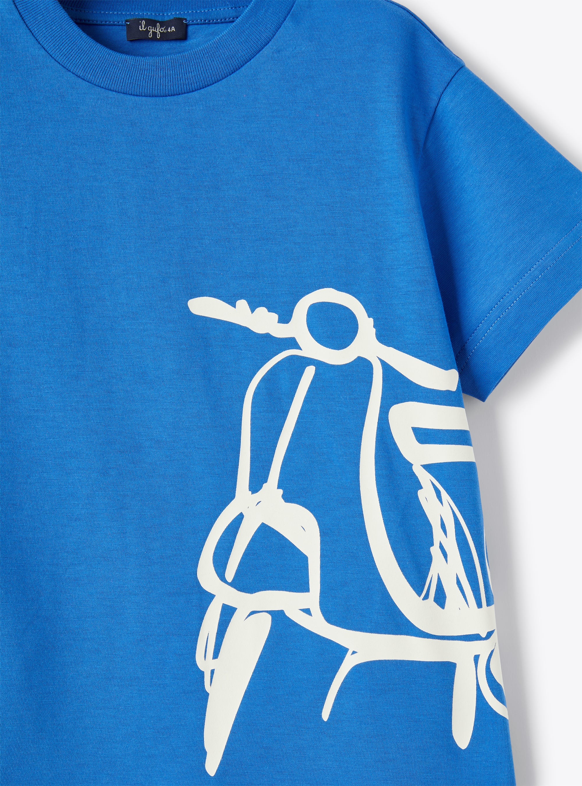 Футболка кобальтово-синего цвета с принтом «Скутер Vespa»  - Светло-синий | Il Gufo