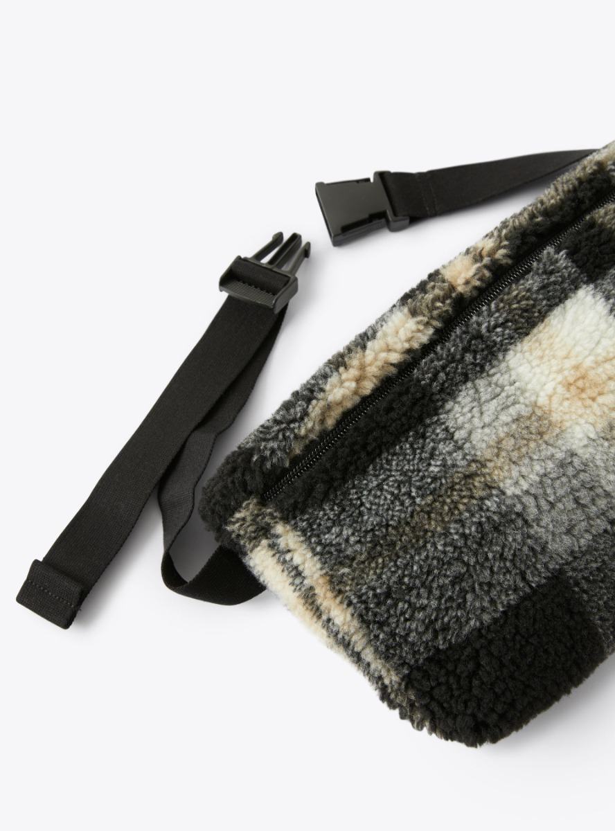Belt bag in check-patterned faux shearling - Black | Il Gufo